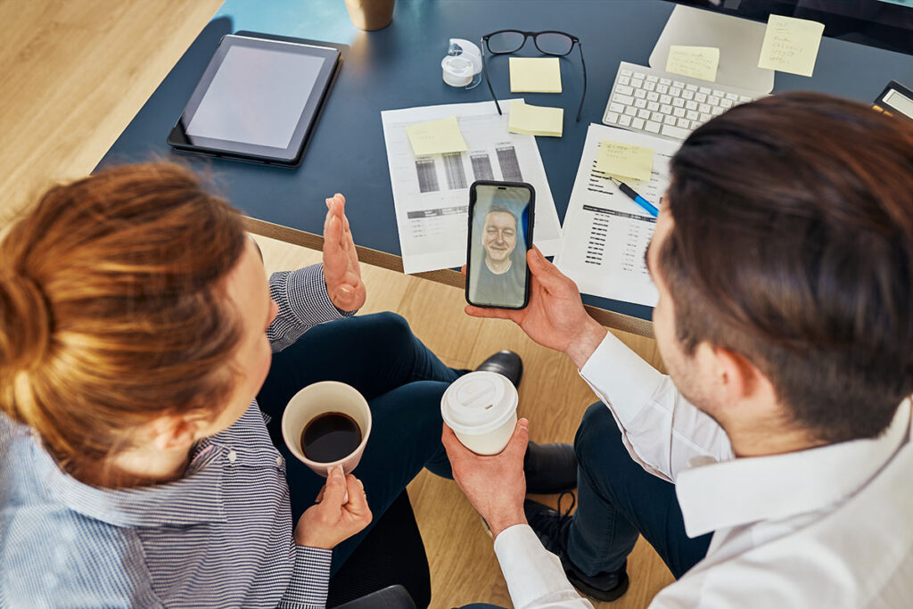 Business owners chat and compare accounting software apps. 