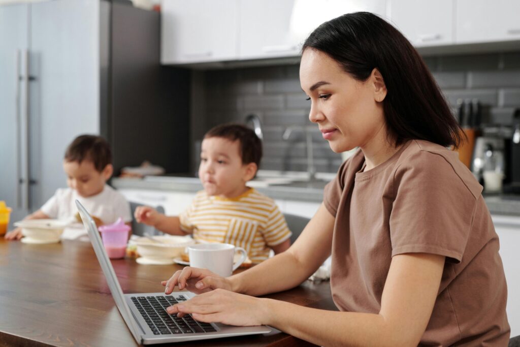 Working Filipino moms are multi-taskers. They rely on apps like the Credit Kaagapay in balancing their finances.