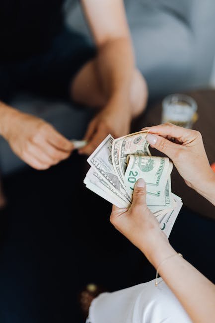 borrow 10,000 pesos in the Philippines - Photo by www.kaboompics.com on Pexels