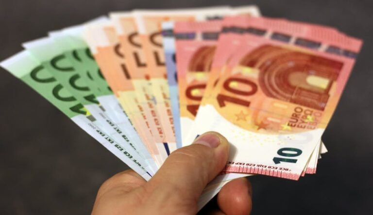 emergency cash today in the Philippines - Photo by Pixabay on Pexels